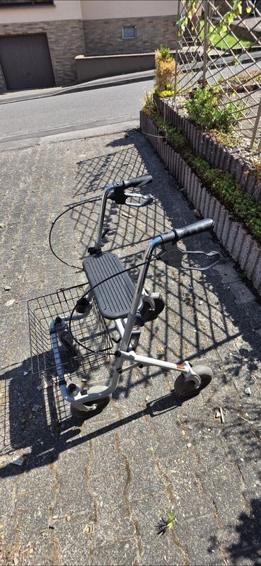 Rollator/Gehhilfe mit Korb