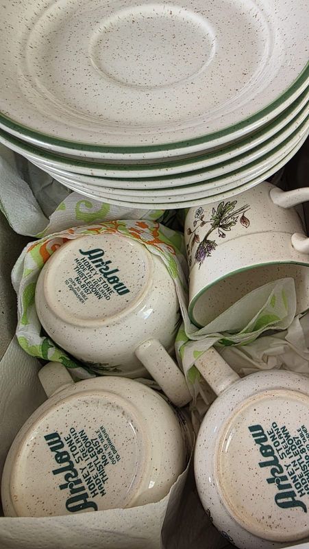 Arklow Honey Stone Keramik-Geschirrset – Tassen & Untertassen / Teller