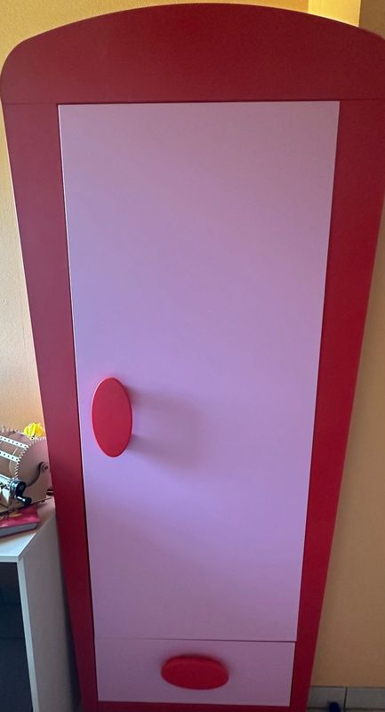 Rosa Kinderkleiderschrank